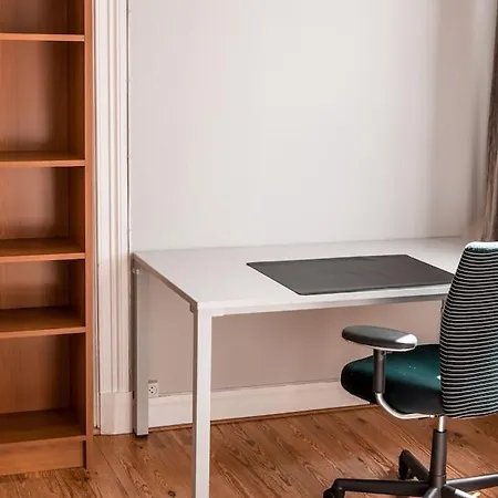 Large, Quiet And Centrally Located * فردريكسْتاد