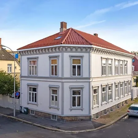 Large, Quiet And Centrally Located * فردريكسْتاد